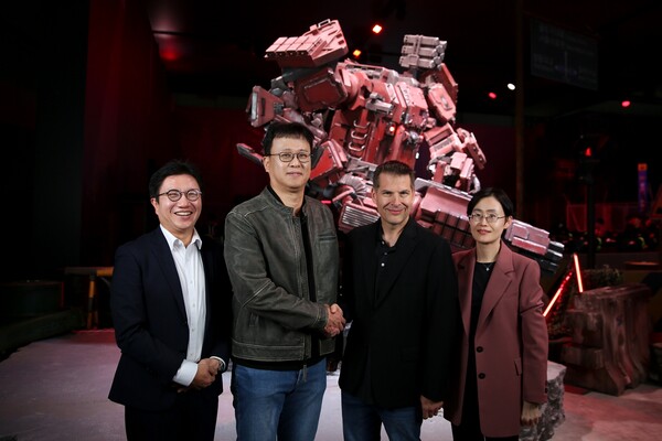 왼쪽부터 최원종 엔씨소프트 IP얼라이언스실장(상무), 배재현 빅파이어 게임즈 대표 겸 엔씨소프트 CDA(Chief Development Advisor, 부사장), 제러미 홀렛(Jeremy Hollett) 마이크로소프트 애저(Azure) 고객 신뢰 엔지니어링(CRE) 총괄 부사장(Corporate Vice President), 임옥희 한국마이크로소프트 고객 성공 사업부(Customer Success Unit) 부문장 [엔씨소프트 제공]