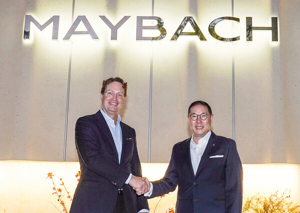 올라 칼레니우스 메르세데스-벤츠 그룹 이사회 의장 겸 CEO와 조현상 HS효성 부회장이 13일 서울 강남구 마이바흐 브랜드센터 서울에서 기념촬영을 하고 있다 [HS효성 제공]