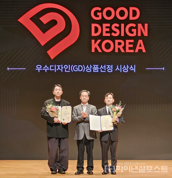 이달 14일 서울 강남구 코엑스에서 열린 '2025 굿 디자인 어워드'에서 강민수 현대리바트 비즈니스솔루션본부장(전무, 사진 오른쪽)이 김재준 산업통상자원부 과장(사진 가운데)으로부터 국무총리상을 수여받은 뒤 기념사진을 촬영하고 있다. [현대백화점그룹 제공]