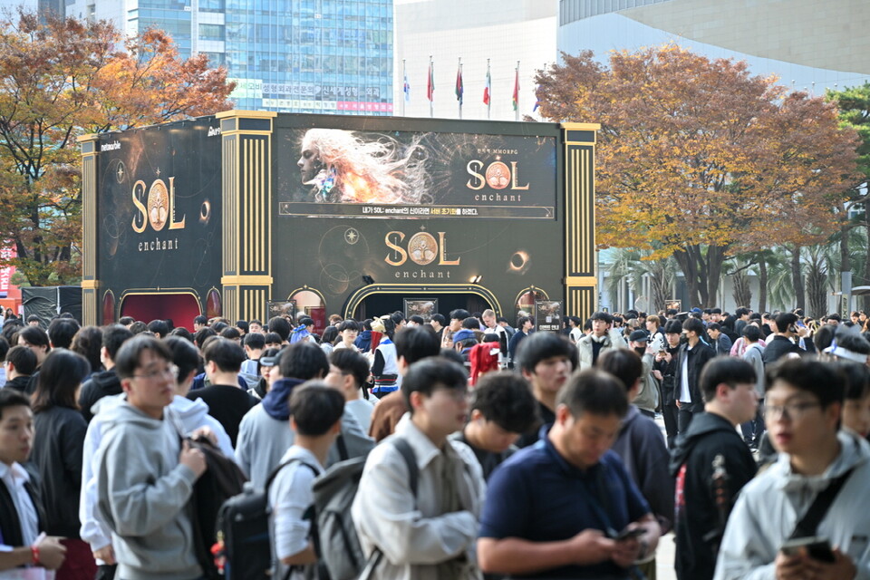 '지스타 2025’ 개막 첫날인 지난 13일부터 넷마블 부스는 신작을 체험하려는 이용자들의 방문이 이어지며 70~90분가량의 대기열이 발생했으며, 이틀째인 이날 역시 방문객들로 인산인해를 이루고 있다. [넷마블 제공]