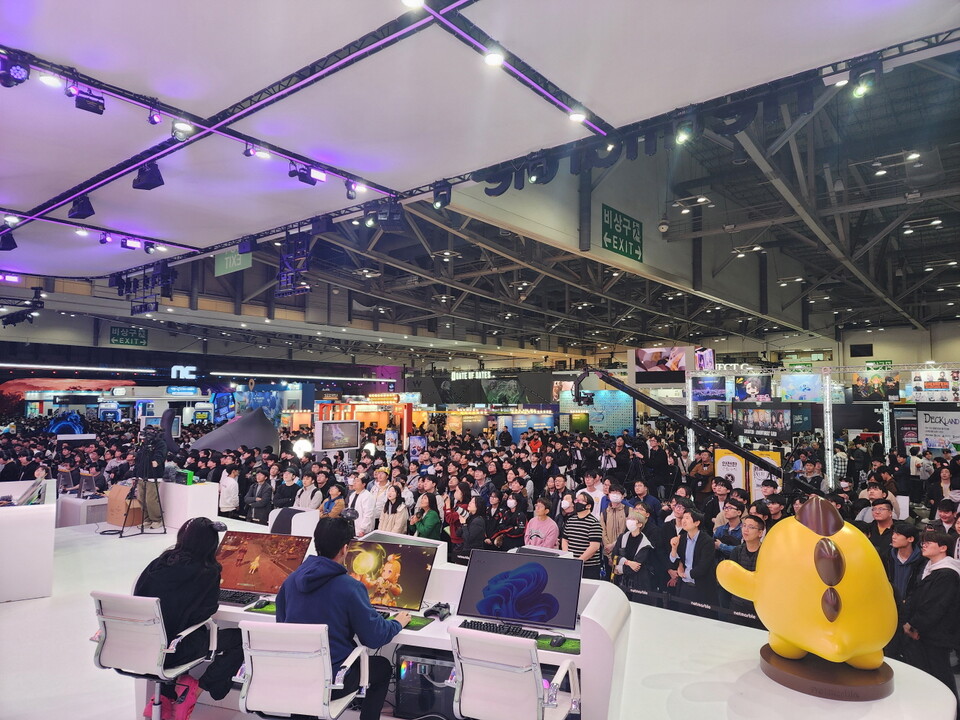 '지스타 2025’ 개막 첫날인 지난 13일부터 넷마블 부스는 신작을 체험하려는 이용자들의 방문이 이어지며 70~90분가량의 대기열이 발생했으며, 이틀째인 이날 역시 방문객들로 인산인해를 이루고 있다. [넷마블 제공]
