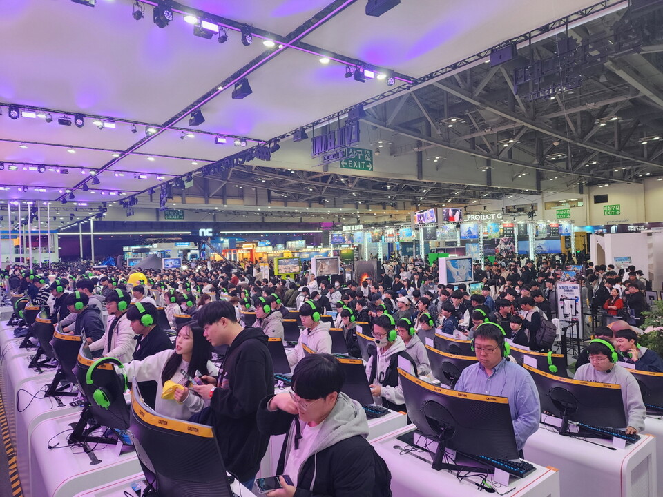 '지스타 2025’ 개막 첫날인 지난 13일부터 넷마블 부스는 신작을 체험하려는 이용자들의 방문이 이어지며 70~90분가량의 대기열이 발생했으며, 이틀째인 이날 역시 방문객들로 인산인해를 이루고 있다. [넷마블 제공]