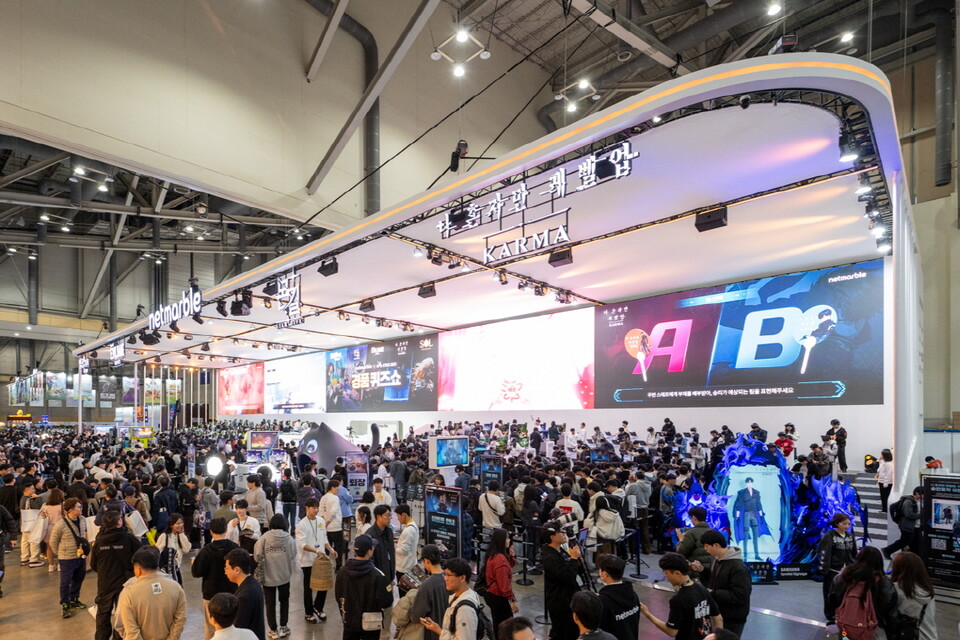 '지스타 2025’ 개막 첫날인 지난 13일부터 넷마블 부스는 신작을 체험하려는 이용자들의 방문이 이어지며 70~90분가량의 대기열이 발생했으며, 이틀째인 이날 역시 방문객들로 인산인해를 이루고 있다. [넷마블 제공]