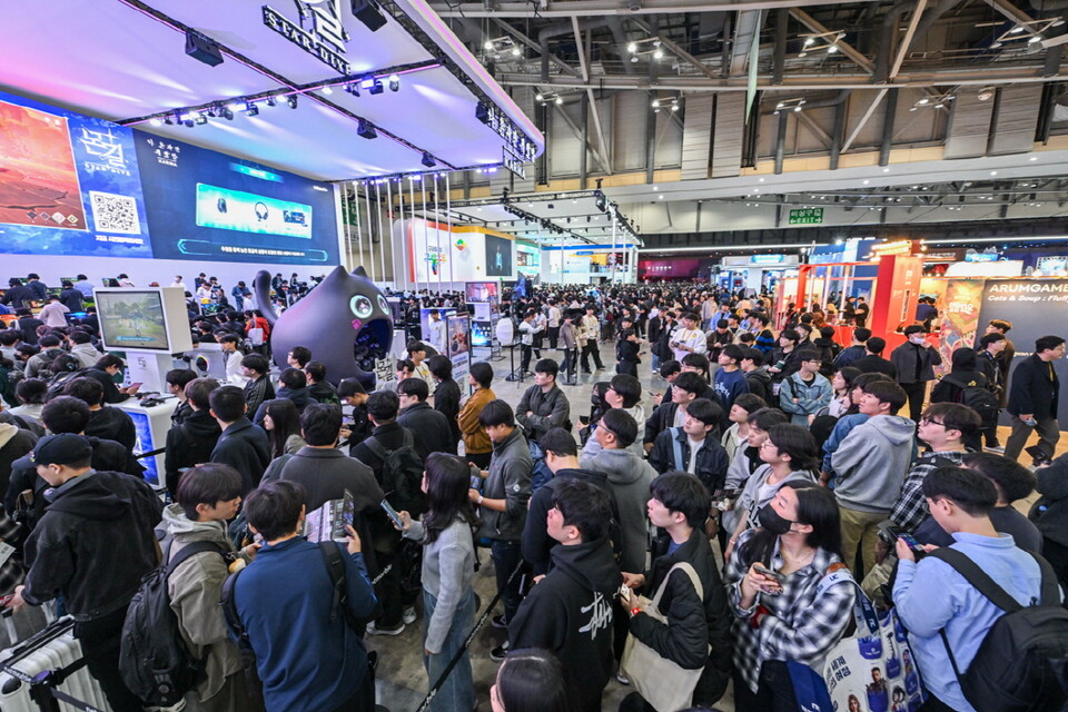 '지스타 2025’ 개막 첫날인 지난 13일부터 넷마블 부스는 신작을 체험하려는 이용자들의 방문이 이어지며 70~90분가량의 대기열이 발생했으며, 이틀째인 이날 역시 방문객들로 인산인해를 이루고 있다. [넷마블 제공]