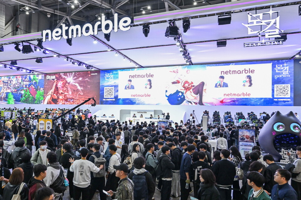 '지스타 2025’ 개막 첫날인 지난 13일부터 넷마블 부스는 신작을 체험하려는 이용자들의 방문이 이어지며 70~90분가량의 대기열이 발생했으며, 이틀째인 이날 역시 방문객들로 인산인해를 이루고 있다. [넷마블 제공]