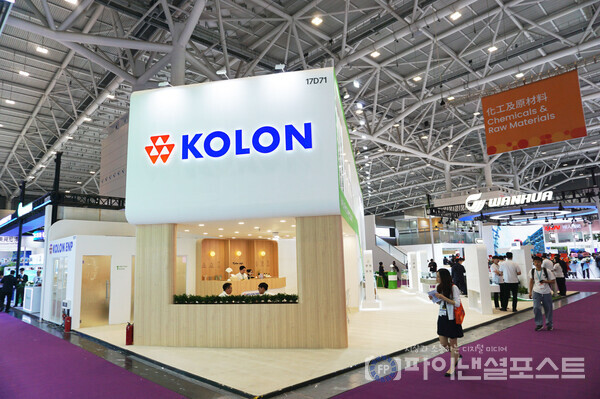 코오롱ENP는 오는 18일까지 중국 선전에서 열리는 아시아 최대 플라스틱 산업 전시회 ‘차이나플라스(Chinaplas) 2025’에 참가해 지속가능한 소재 솔루션으로 글로벌 시장 공략에 나선다. 사진은 차이나플라스 2025에 전시된 코오롱ENP 부스 전경. [코오롱그룹 제공]