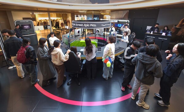 관람객들이 삼성 오디세이 게이밍 모니터와 갤럭시 스마트폰으로 게임 플레이를 경험할 수 있는 '오디세이 게임 스테이션' 팝업 체험존을 방문하고 있다 [삼성전자 제공]