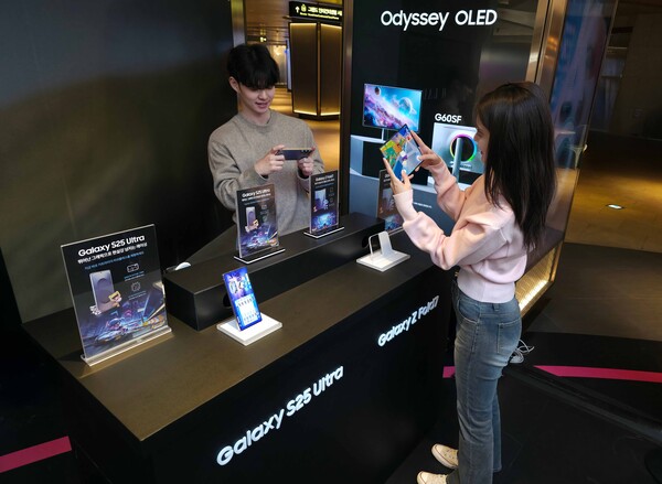 삼성전자 모델이 '갤럭시 Z 폴드7'과 '갤럭시 S25 울트라'로 넥슨의 '카트라이더 러쉬플러스'를 즐기고 있다 [삼성전자 제공]