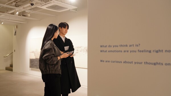 LG유플러스 모델이 전시 공간을 소개하는 모습 [LG유플러스 제공]