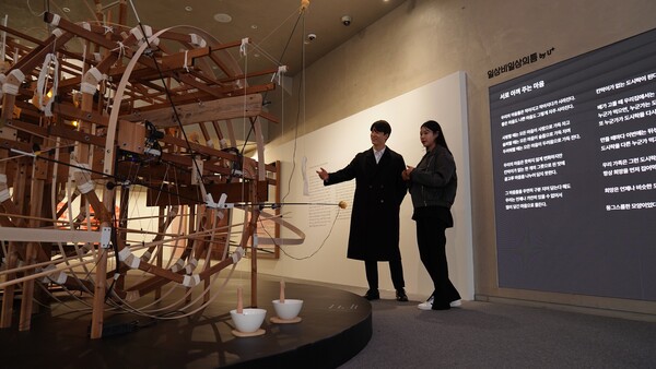 LG유플러스 모델이 전시 공간을 소개하는 모습 [LG유플러스 제공]