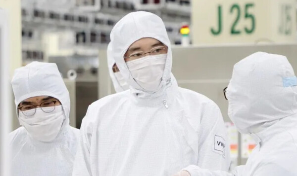 삼성전자 천안캠퍼스 패키지 라인을 시찰 중인 이재용 삼성전자 회장(가운데)의 모습 [사진=삼성전자]