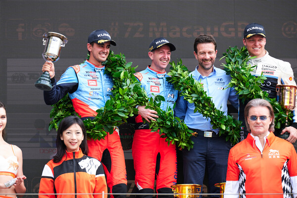 BRC 현대 N 스쿼드라 코르세(Squadra Corse) 팀 소속 네스토르 지로라미 선수와 미켈 아즈코나 선수가 지난 13~16일 열린 '2025 TCR 월드투어' 마카오 대회에서 우승·준우승을 차지하고 포디움에서 기뻐하고 있다 [현대차 제공]