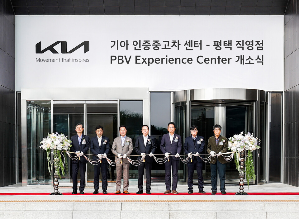 기아 인증중고차 센터 평택 직영점 및 PBV 익스피리언스 센터 개소식에 참석한 (왼쪽부터) 허노윤 한국도로공사 수도권 본부장, 윤호남 기아 경영지원3실장, 정장선 평택시장, 정원정 기아 국내사업본부장, 강정구 평택시의회 의장, 박근균 경기도 국제협력국장, 유승영 평택시의회 의원이 기념 촬영을 하고 있는 모습. [기아 제공]