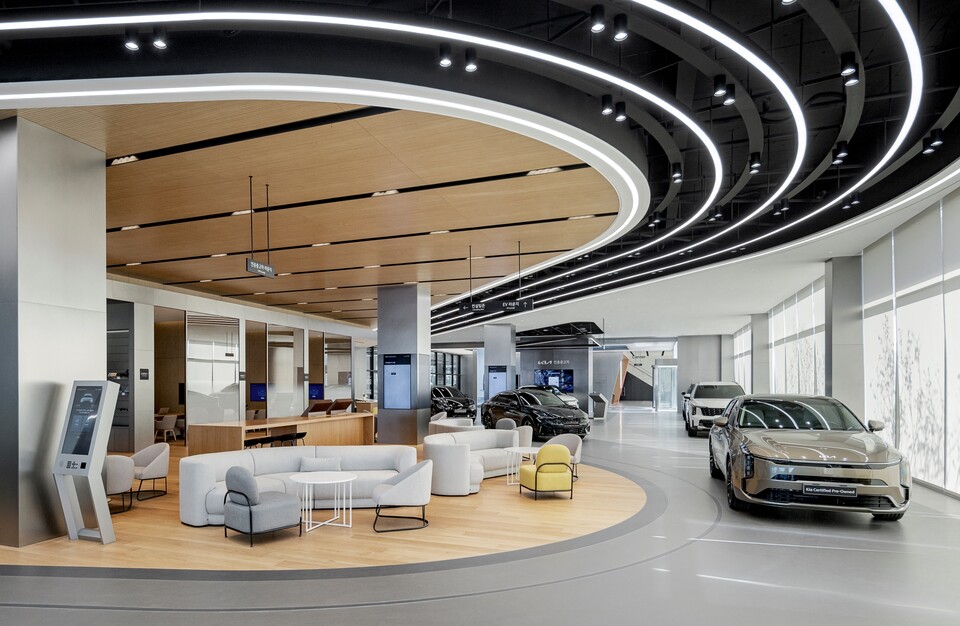 기아 인증중고차 센터 평택 직영점 내부 전경. [기아 제공]