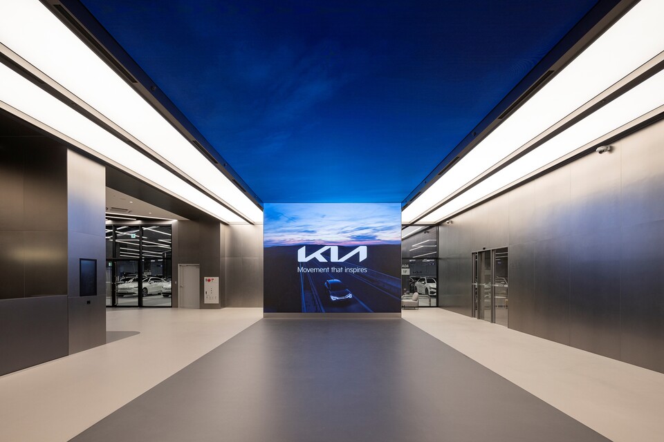 기아 인증중고차 센터 평택 직영점에 설치된 미디어월. [기아 제공]