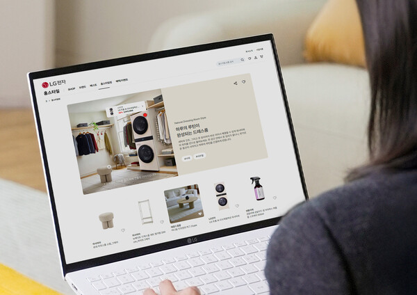 LG전자가 온라인브랜드샵(LGE.COM)에 가전과 어울리는 리빙 제품과 인테리어를 제안하는 '홈스타일(Home Style)' 서비스를 오픈했다. 고객은 홈스타일을 통해 가전뿐 아니라 가구, 조명, 주방∙생활용품 등을 함께 구매하고 홈스타일리스트의 1대1 맞춤 컨설팅을 받을 수 있다 [LG전자 제공]