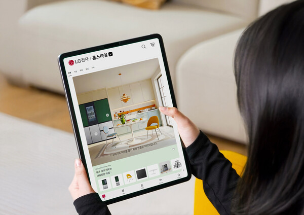 LG전자가 온라인브랜드샵(LGE.COM)에 가전과 어울리는 리빙 제품과 인테리어를 제안하는 '홈스타일(Home Style)' 서비스를 오픈했다. 고객은 홈스타일을 통해 가전뿐 아니라 가구, 조명, 주방∙생활용품 등을 함께 구매하고 홈스타일리스트의 1대1 맞춤 컨설팅을 받을 수 있다 [LG전자 제공]
