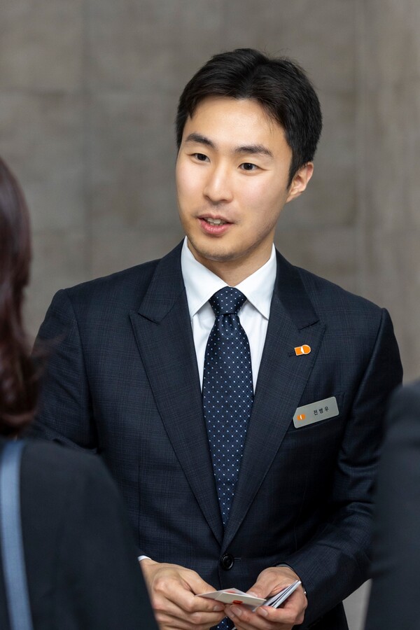 전병우 삼양식품 전무가 지난 6월 밀양 제2공장 준공식에서 해외 바이어들을 만나고 있다. [삼양식품 제공]