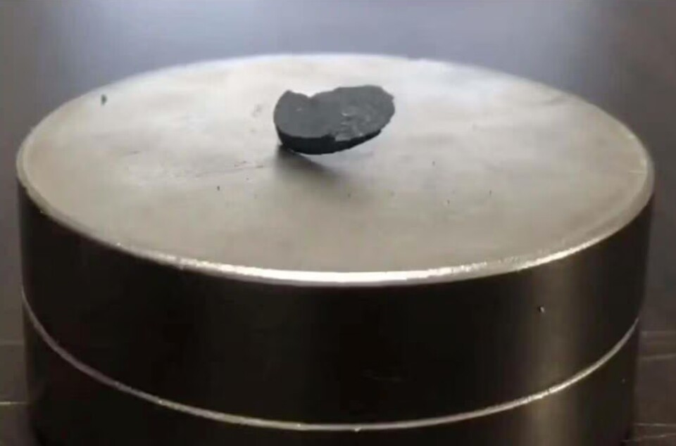 퀀텀에너지연구소에서 상온·상압 초전도체라 주장하는 물질 'LK-99'가 자석 위에 반쯤 떠있는 모습. [김현탁 교수팀 제공]