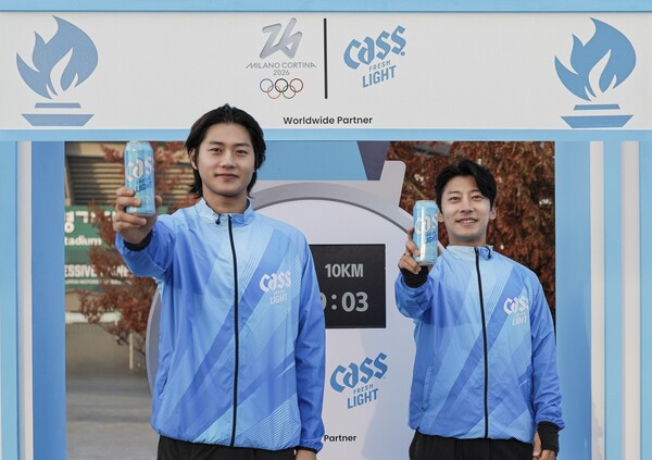 카스 라이트 모델이자 펜싱 국가대표 오상욱 선수와 카스 올림픽 앰버서더인 전 쇼트트랙 국가대표 곽윤기 선수가 지난 16일 열린 '올림픽데이런 2025 in 전주' 현장에서 '카스 라이트' 브랜드 부스를 배경으로 기념 사진을 촬영하고 있다 [카스 제공]