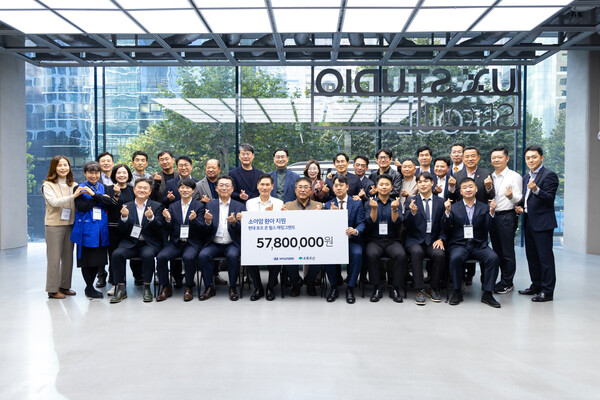 14일 진행된 '현대 호프 온 휠스 매칭그랜트 기부금 전달식'에서 김경조 현대차 국내사업지원실장 상무(뒷줄 여섯 번째), 윤효준 현대차 국내지원사업부장 상무(뒷줄 아홉 번째), 정유석 현대차 국내사업본부장 부사장(뒷줄 열 번째), 신정원 초록우산 본부장(뒷줄 열한 번째)과 후원에 참여한 카마스터들이 기념 촬영을 하고 있다 [현대차 제공]