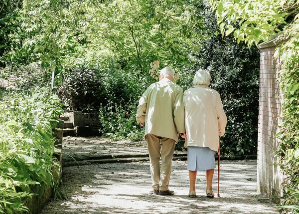 5대 금융지주 산하 은행들이 고령사회 대응을 위해 시니어 특화 브랜드를 앞세워 서비스와 상담 채널을 확대하고 있다. [사진=언스플래쉬]