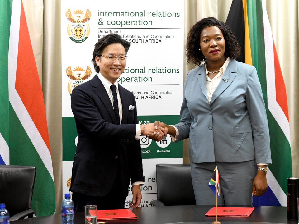 지난 9월 5일 남아프리카공화국 프리토리아 소재 남아공 외교부 청사에서 현대차 GPO 김일범 부사장(사진 왼쪽), 안나 탄디 모라카(Anna Thandi Moraka) 남아공 외교부 차관(사진 오른쪽)이 2025년 G20 요하네스버그 정상회의 공식 차량 지원에 관한 업무협약을 체결한 직후 기념 촬영을 하고 있다. [현대차 제공]