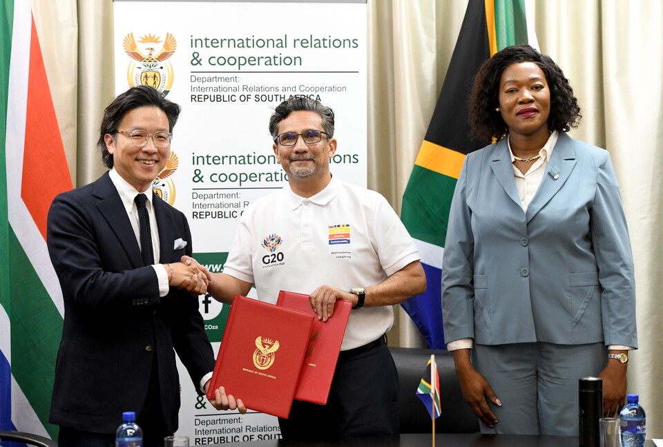 지난 9월 5일 남아프리카공화국 프리토리아 소재 남아공 외교부 청사에서 현대차 GPO 김일범 부사장(사진 왼쪽), 제인 당고르(Zane Dangor) 남아공 외교부 사무차관(사진 가운데), 안나 탄디 모라카(Anna Thandi Moraka) 남아공 외교부 차관(사진 오른쪽)이 2025년 G20 요하네스버그 정상회의 공식 차량 지원에 관한 업무협약을 체결한 직후 기념 촬영을 하고 있다. [현대차 제공]