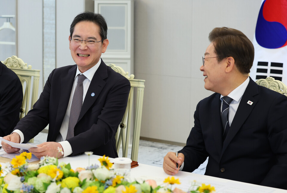 이재명 대통령이 13일 서울 용산 대통령실에서 열린 6경제단체와 기업인 간담회에서 이재용 삼성전자 회장의 발언을 경청하며 미소짓고 있다. [대통령실 공동취재]