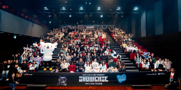 14일 서울 삼성동 가빈아트홀에서 진행된 '2025 CJ도너스캠프 문화 동아리 쇼케이스'에 참여한 공연 부문 동아리 학생들과 관계자들이 기념사진을 촬영하고 있다 [CJ도너스캠프 제공]