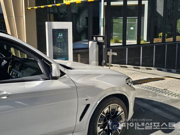 래미안 AI 주차장 입출차 사이니지 [삼성물산 제공]