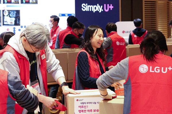 17일 LG유플러스 용산사옥에서 진행한 사랑의 꾸러미 행사 모습 [LG유플러스 제공] 