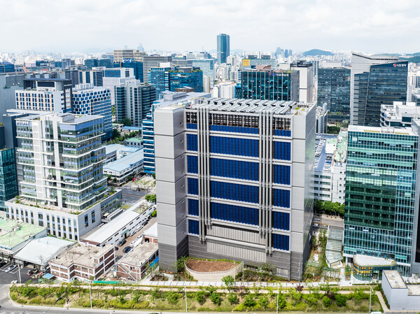 가산 AI 데이터 센터 전면·후면(태양광 패널) 모습 [DL건설 제공]