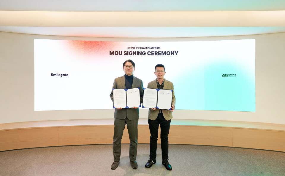 백영훈 스마일게이트 홀딩스 메가포트 부문 대표(좌)와 레 비엣 호아 VTCO CEO(우)가 18일 서울시 강남구 오렌지플래닛에서 업무협약을 체결한 후 기념촬영을 하고 있다. [스마일게이트 제공]