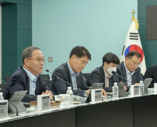 이찬우 NH농협금융 회장(왼쪽)이 ESG전략협의회를 주재하고 있다.[사진=NH농협금융]