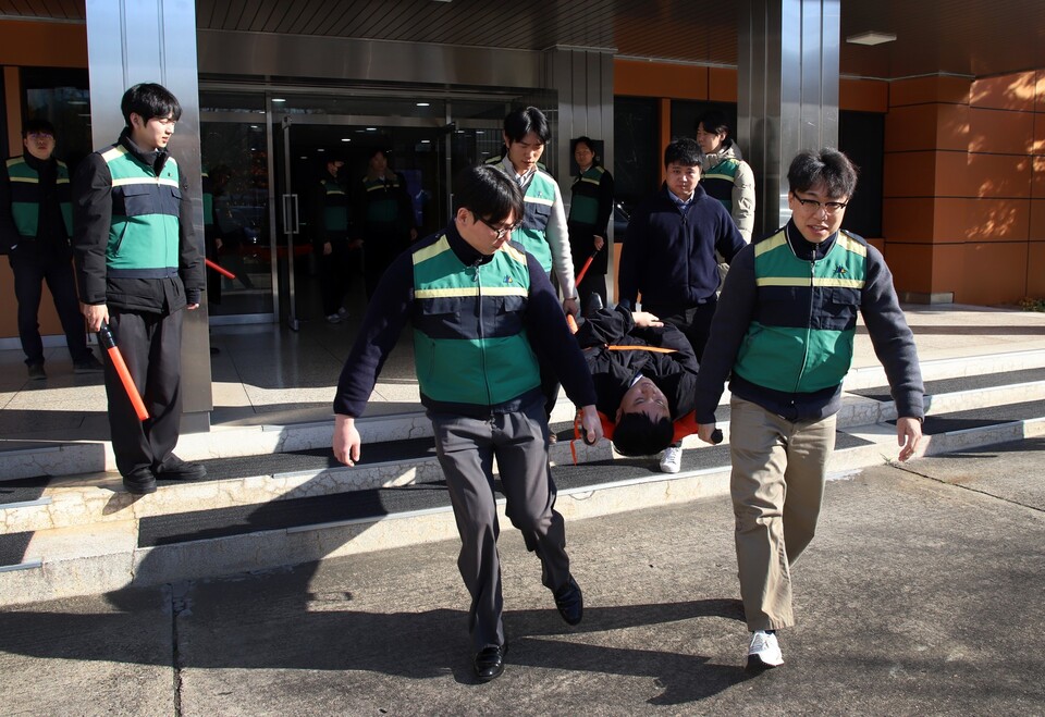 서울 중구 장충동에 본사를 둔 태광그룹 4개 계열사 태광산업·대한화섬·티시스·티알엔 임직원들이 18일 지진 상황을 가정한 전사적 대피 훈련을 실시했다. 사진은 임직원들이 환자 구조 훈련을 하는 모습. [태광그룹 제공]