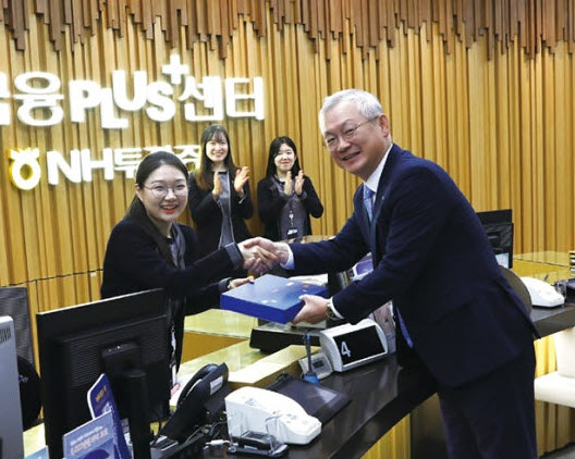 정영채 전 NH투자증권 사장의 현직 시절 사진. 영업점을 순시하면서 직원들과 소통 중이던 모습이다. [사진=NH투자증권]