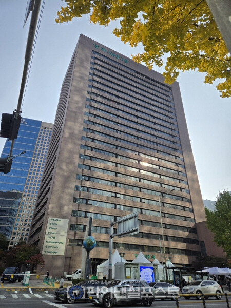 구 외환은행 본점 자리. 론스타에 매각됐던 외환은행은 이후 하나은행의 가족이 됐다. 이 거래로 하나금융그룹은 다소 앞서 있던 우리금융그룹을 확고히 제치고 3위권 금융그룹으로 자리매김하게 된다. 이 건물은 현재는 하나금융그룹 본관으로 사용되고 있다. [사진=임혜현 기자]