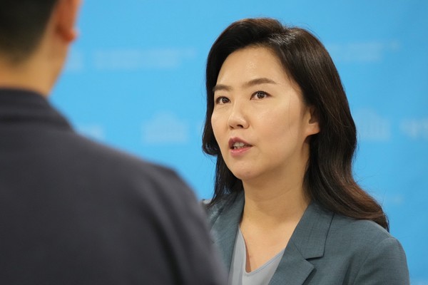 강유정 대통령실 대변인은 18일 론스타와 끌어온 13년 법정 공방에서 우리 측이 최종 승리한 것에 대해 환영 논평을 냈다. 사진은 국회의원으로 의정활동하던 당시의 모습이다. [사진=강유정 의원실]