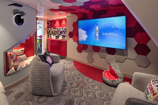 세계 최대 크기 '스타 오브 더 시즈' 크루즈선에 설치된 삼성전자 TV와 사이니지 [삼성전자 제공]