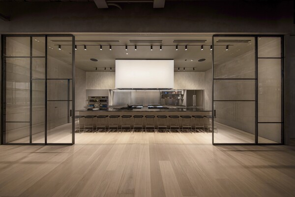 LG전자는 최근 미국 시카고에 있는 디자인·건축 전문 상업 공간 '더 마트'에 새로운 SKS 쇼룸을 오픈했다. 쇼룸은 총 806m² 규모로, SKS의 프리미엄 빌트인 가전을 활용한 다양한 라이프스타일 공간 경험을 제공한다 [LG전자 제공]