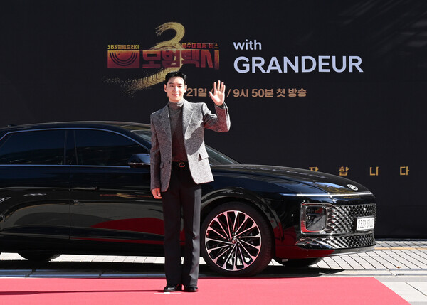 18일 SBS 목동 사옥에서 열린 '모범택시3' 제작 발표회에 그랜저를 타고 등장한 배우 이제훈 [현대차 제공]
