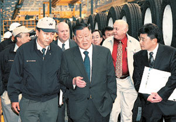 우리 정부와 미국 간 관세협상이 타결된 가운데, 현대차의 관세 절감 가능성에 대해 자세한 추산치를 제시한 증권가 레포트가 나왔다. 특히 이 보고서는 미국 공장 효과와 그에 따른 정책 반사효에 대해서도 언급해, 현대차의 글로벌 정책이 본격적으로 빛을 발하고 있음을 시사하는 문서로도 의미가 있어 보인다. 사진은 지난 2009년, 멕시코 공장을 시찰 중인 정몽구 현대차 명예회장. 관계자들로부터 현안에 대한 보고를 받으며 내부를 시찰 중이다. [사진=현대자동차]
