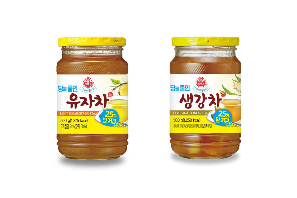 ㈜오뚜기가 저감화 트렌드에 맞춰 당 함량을 낮춘 '라이트앤조이(LIGHT&JOY) 당을 줄인 액상차(유자·생강)' 2종을 출시했다고 19일 밝혔다.  [오뚜기 제공]