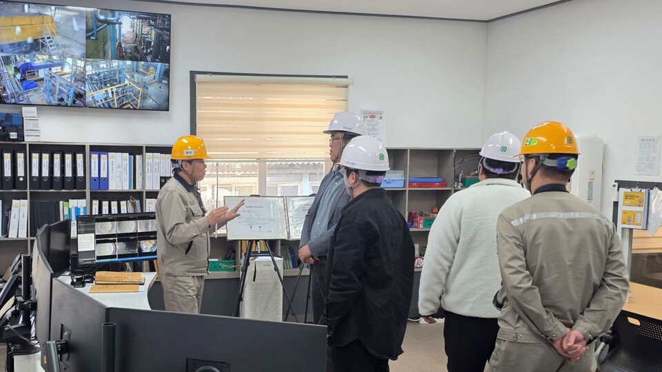 강원 영월군청 전략산업팀 관계자들이 ZLD 시스템 앞에서 석포제련소 관계자로부터 설명을 듣고 있다. [영풍 제공]