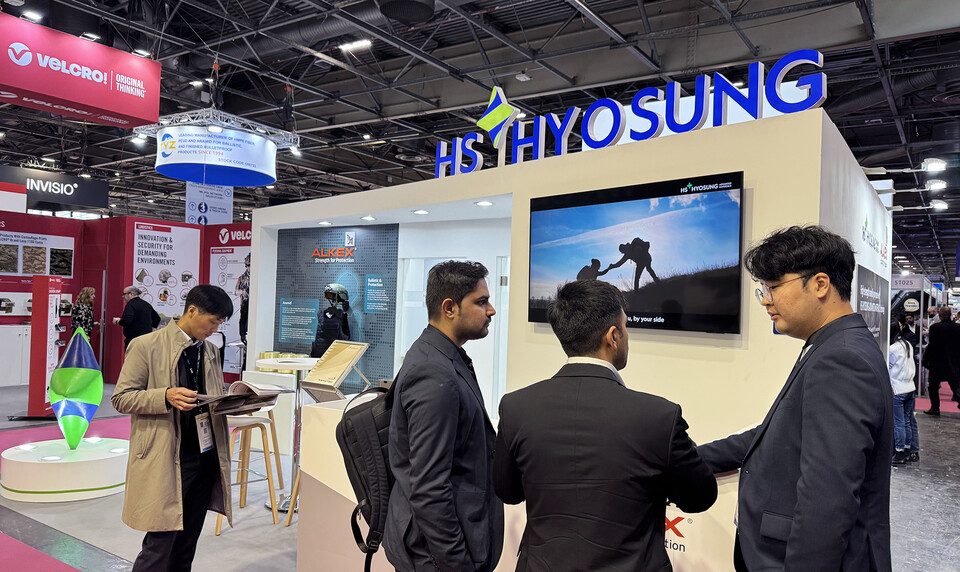 프랑스 파리에서 열리는 ‘밀리폴 파리 2025’의 HS효성첨단소재 부스 전경. [HS효성첨단소재 제공]
