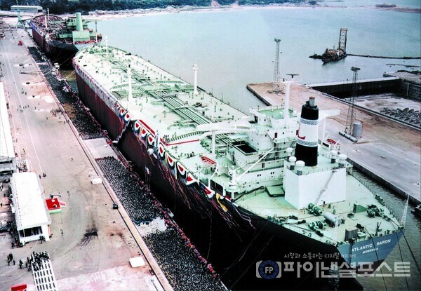 HD현대중공업이 울산 조선소에서 건조해 지난 1974년 6월 인도한 1호선 애틀랜틱 배런(Atlantic Baron)호_(26만톤급 초대형원유운반선)의 인도명명식 모습. [HD현대 제공]