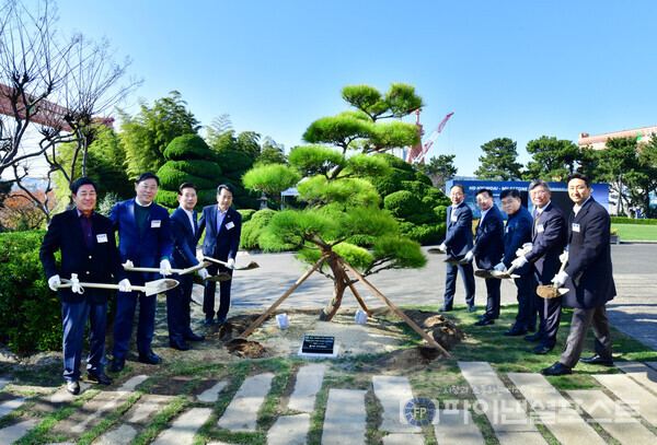 정기선 HD현대 회장이 19일 울산 HD현대중공업 영빈관에서  5,000척 인도 기념 식수를 하고 있다. [HD현대 제공]