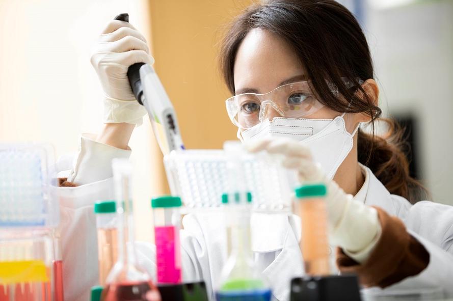 셀트리온 연구원이 바이오의약품 분석을 진행하고 있다. [셀트리온 제공]