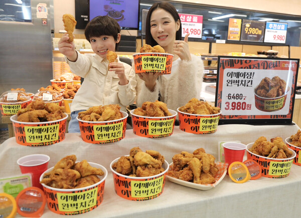 19일 오전 이마트 용산점에서 모델들이 '어메이징 완벽치킨'을 소개하고 있다.[이마트 제공]